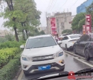 5月17日，北流在道路内通道小货车和suv互不相让。