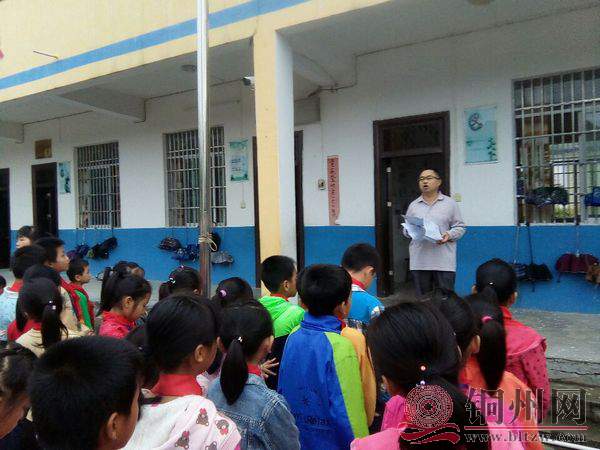 冼校长在早操集会上对学生讲解“扫黑除恶”的方方面面.jpg