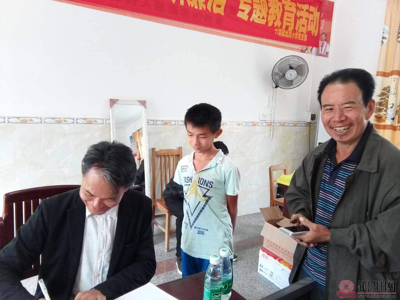 谢会长一边询问学子学习情况，一边做好回访登记.jpg